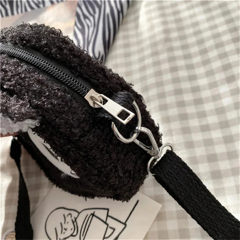 Mini sac bandoulière en peluche cartoon pour femme – vue 4