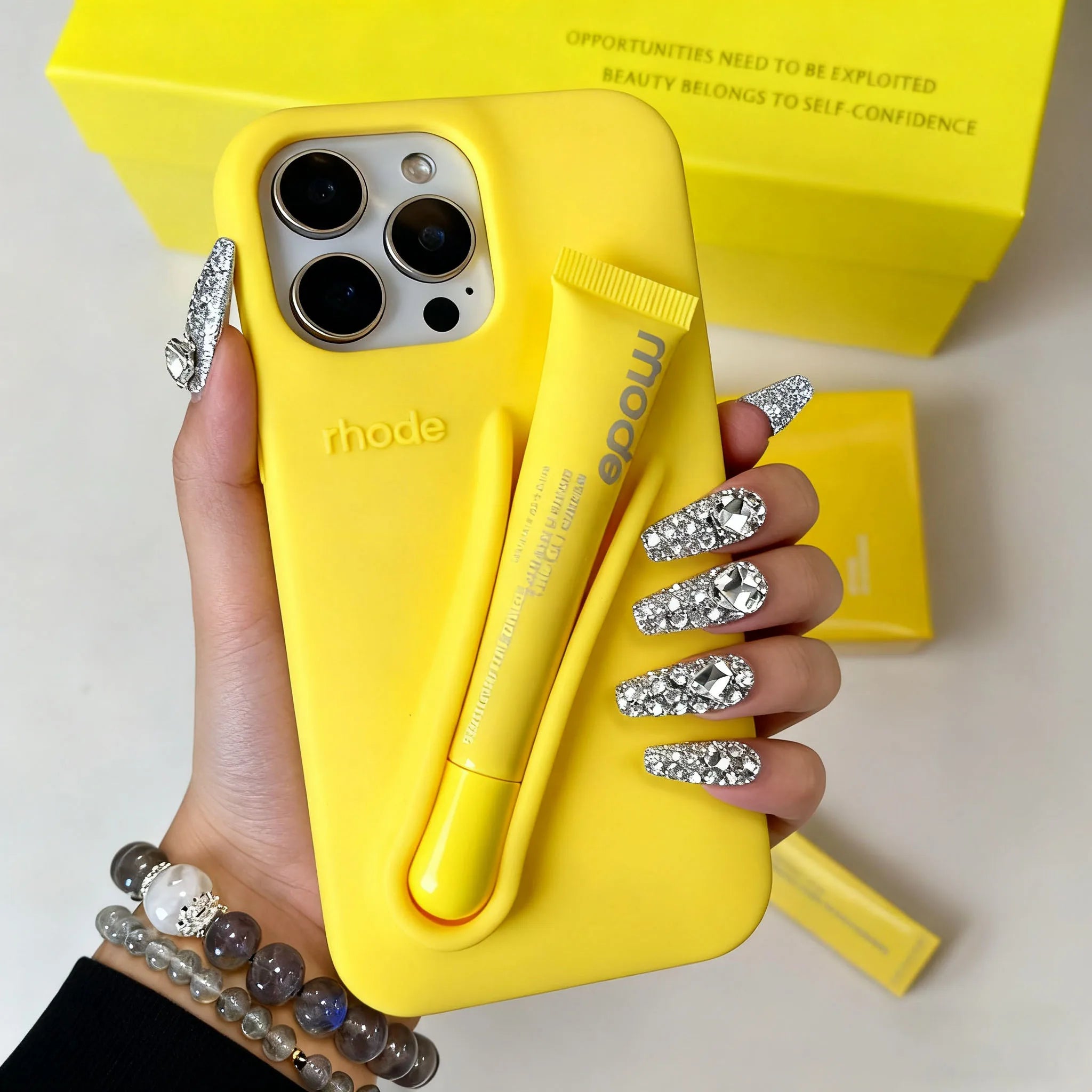 Coque iPhone avec gloss à lèvres intégré – vue 5