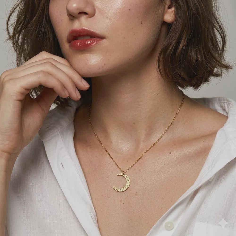Collier Croissant de Lune Doré | Pendentif Lune Délicat | Bijou Céleste | Waterproof | Cadeau Femme